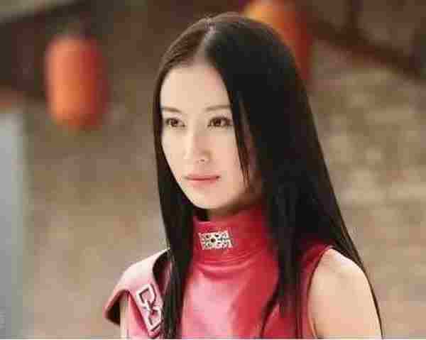 她是范冰冰的妹妹，刘亦菲的闺蜜，因拒绝潜规则至今不红